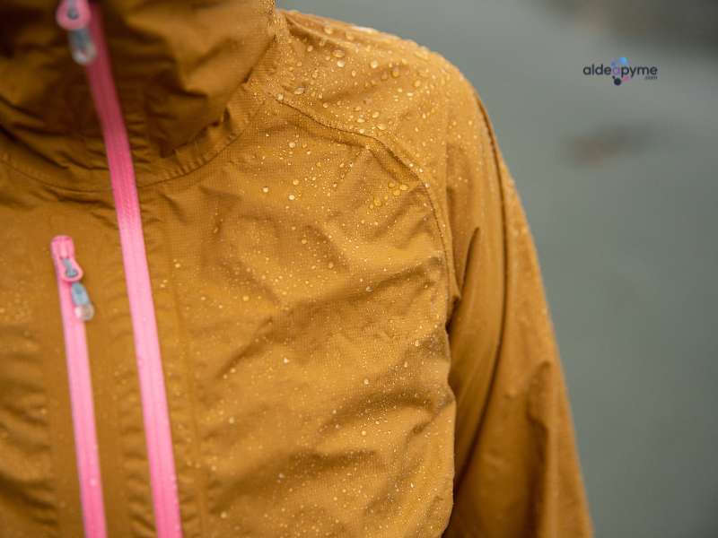 ¿Qué ropa llevar si vas entre abril y junio? (Temporada seca) Durante estos meses, las lluvias son menos comunes en Pasto. Las temperaturas pueden oscilar entre los 12 y 20 grados centígrados, por lo que es importante llevar ropa abrigada, como chaquetas ligeras o suéteres. 