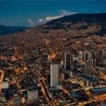 Disfruta la vida nocturna de Medellín: planes imprescindibles y más