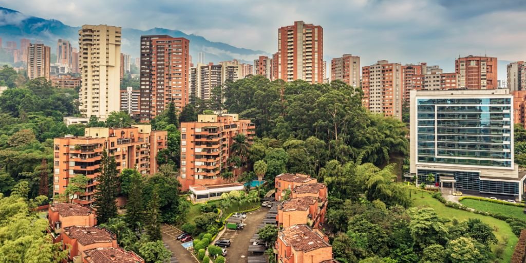 Zonas Clave para Invertir en Bienes Raíces en Medellín