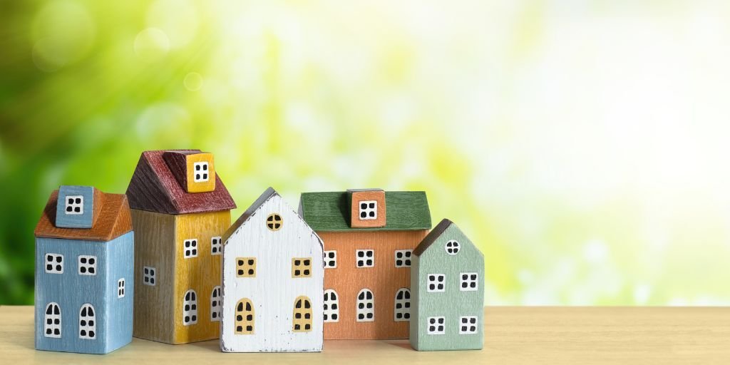 Identifica oportunidades inmobiliarias en zonas emergentes con alto crecimiento.