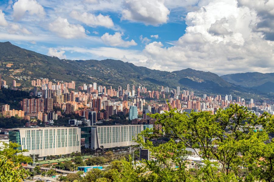 Descubre la esencia de la ciudad: Guía para seguir recorriendo en carro Medellín